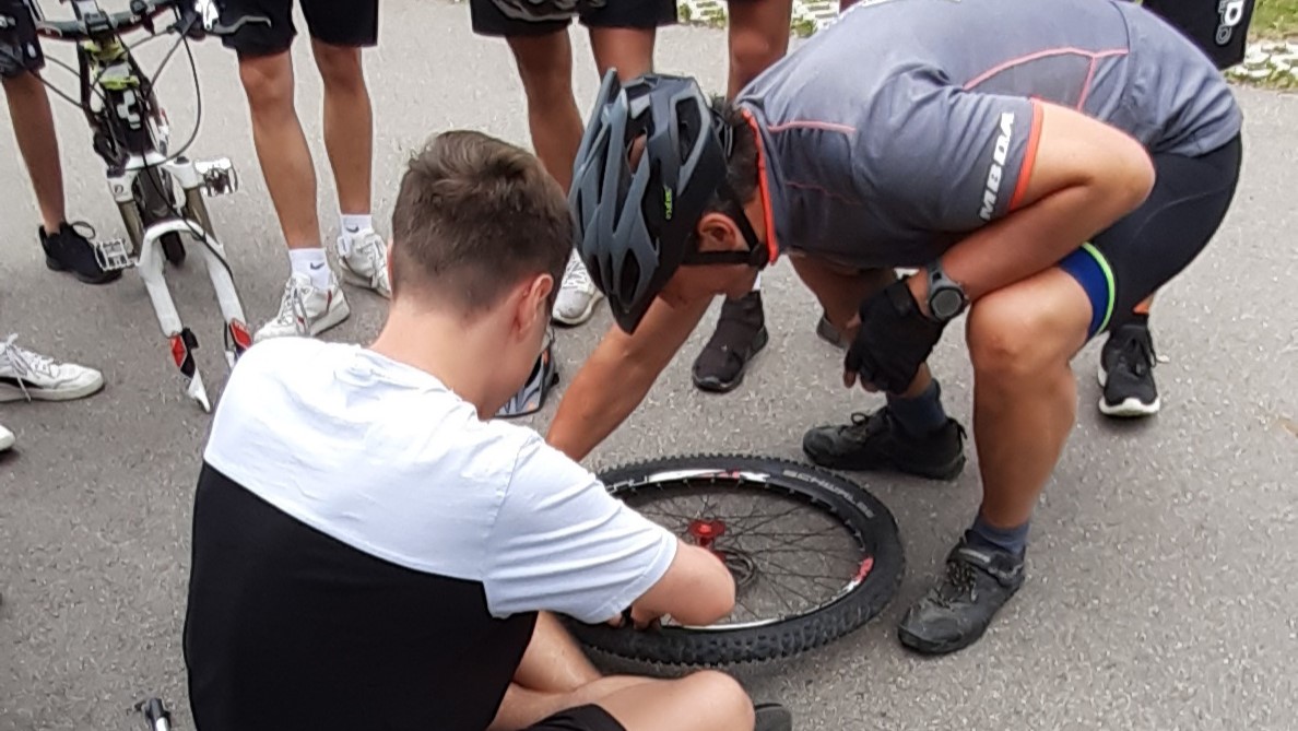 Erste Fahrradreparatur - Leon wechselt Reifen